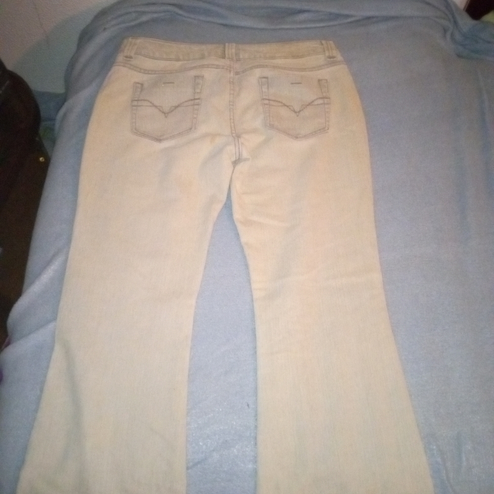 Distressed jeans - Picture 2 of 3